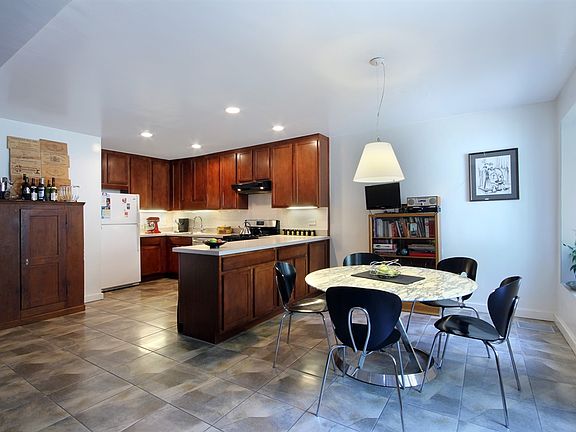 3rd image of 152 E 62nd St