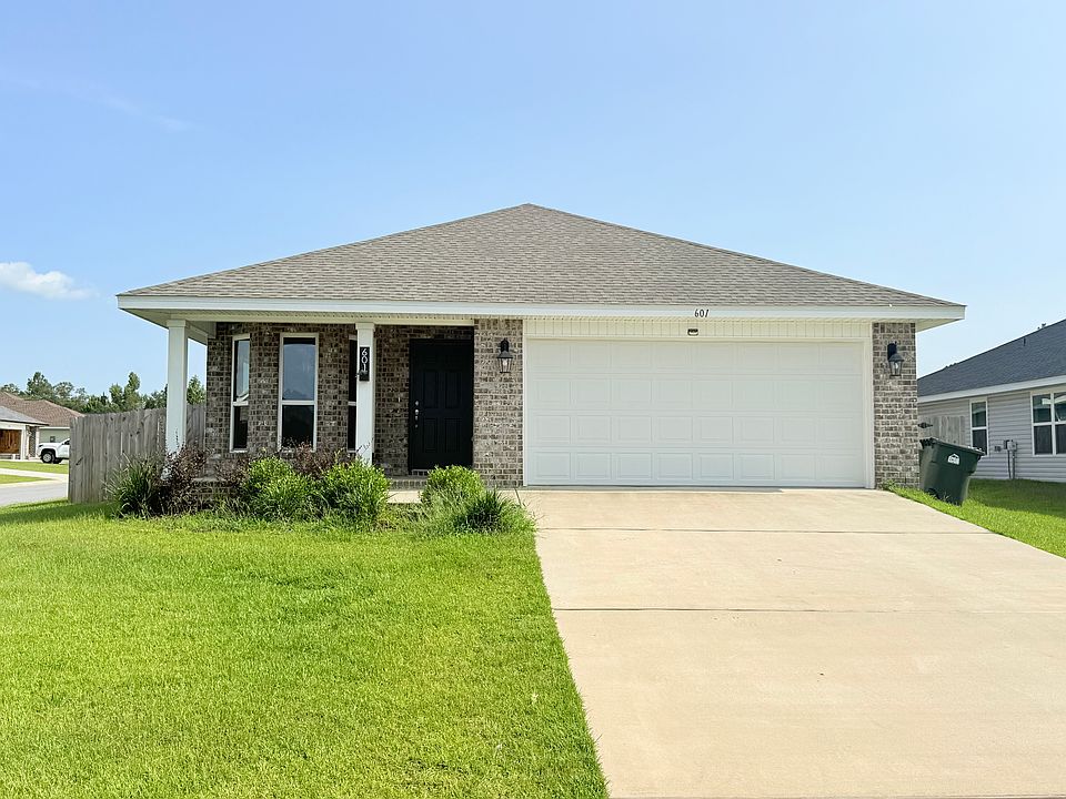 1st image of 601 Sand Pine Dr