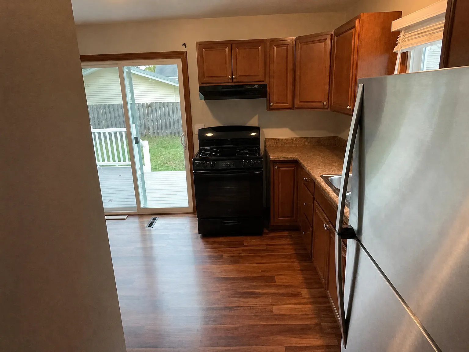 3 bed, 825 sqft, $1,925 — Photo 2