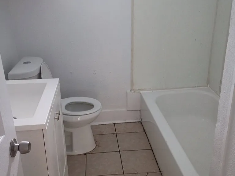 608 S Olive St — Photo 2