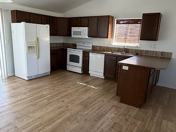 4th image of 371 Bridgeport Ave