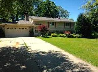 11413 N Meadowbrook Dr, Mequon, WI 53097