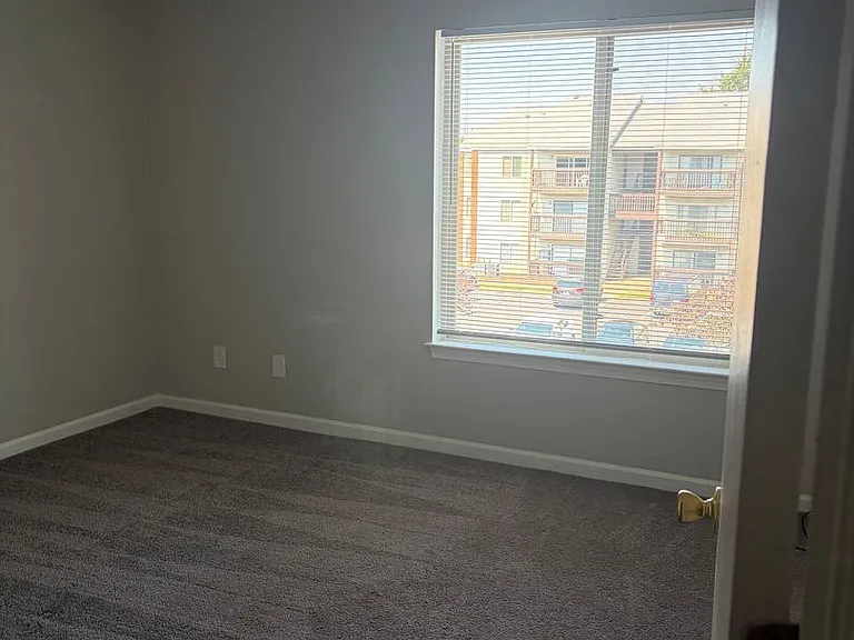 140 Haverford Ct — Photo 10