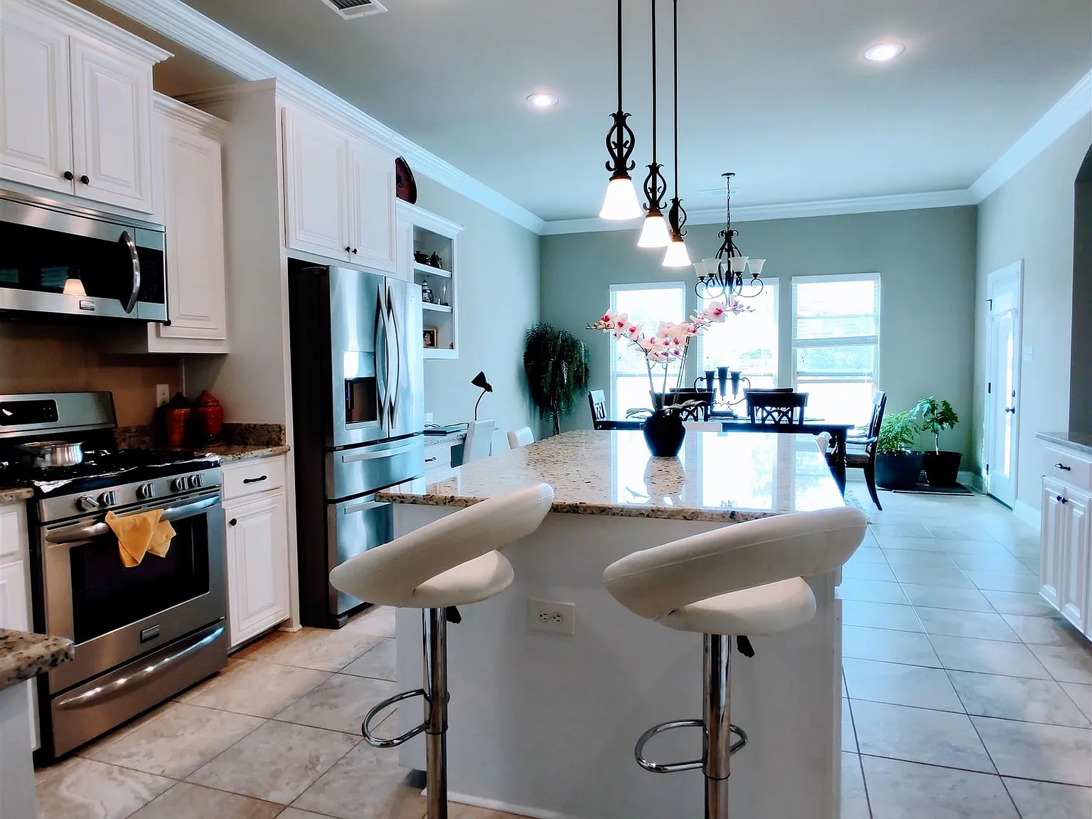 4 bed, 2571 sqft, $2,750 — Photo 2