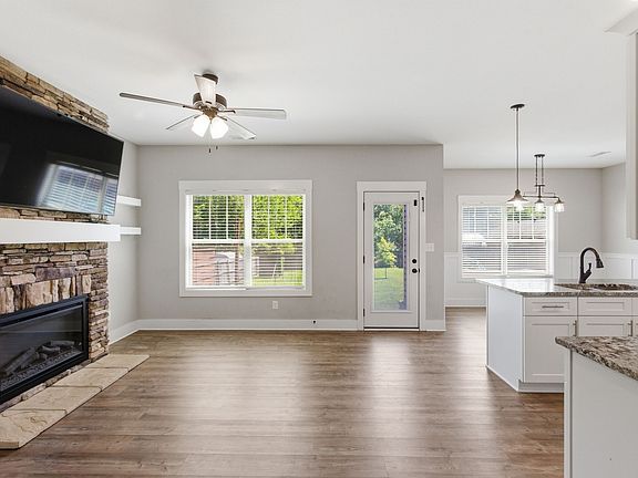 4th image of 306 College St