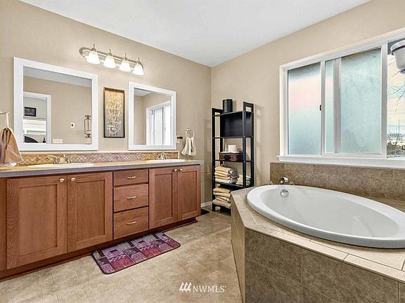 2nd image of 241 NE Tronson Cir