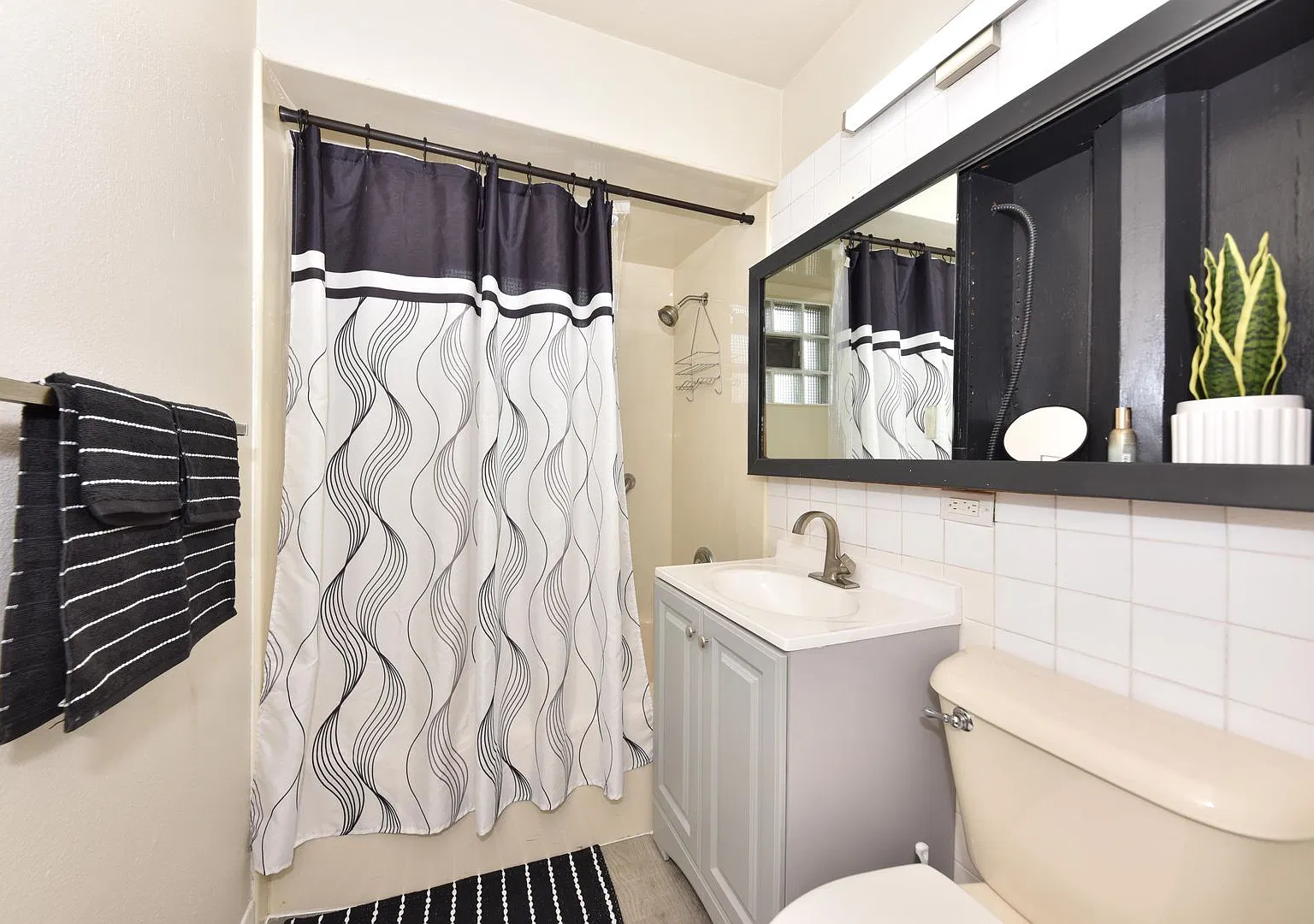 Charming 3 Bedroom/2 Bathroom Single Family Home — Photo 2