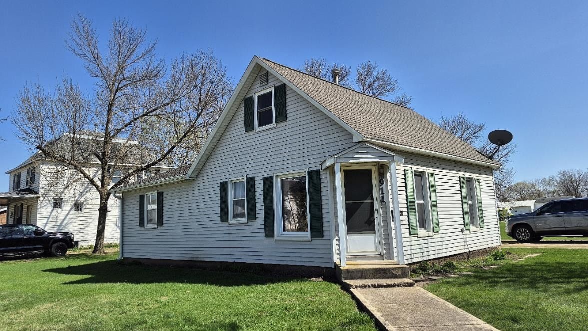 911 13th St, Milford, IA 51351 | Zillow