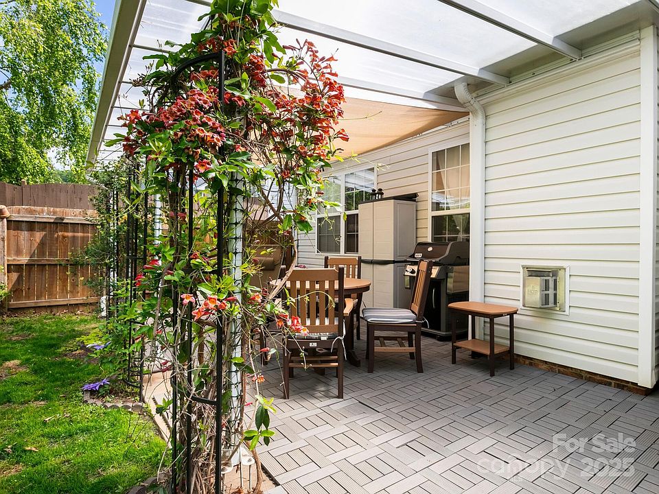 2nd image of 10 Summer Meadow Rd