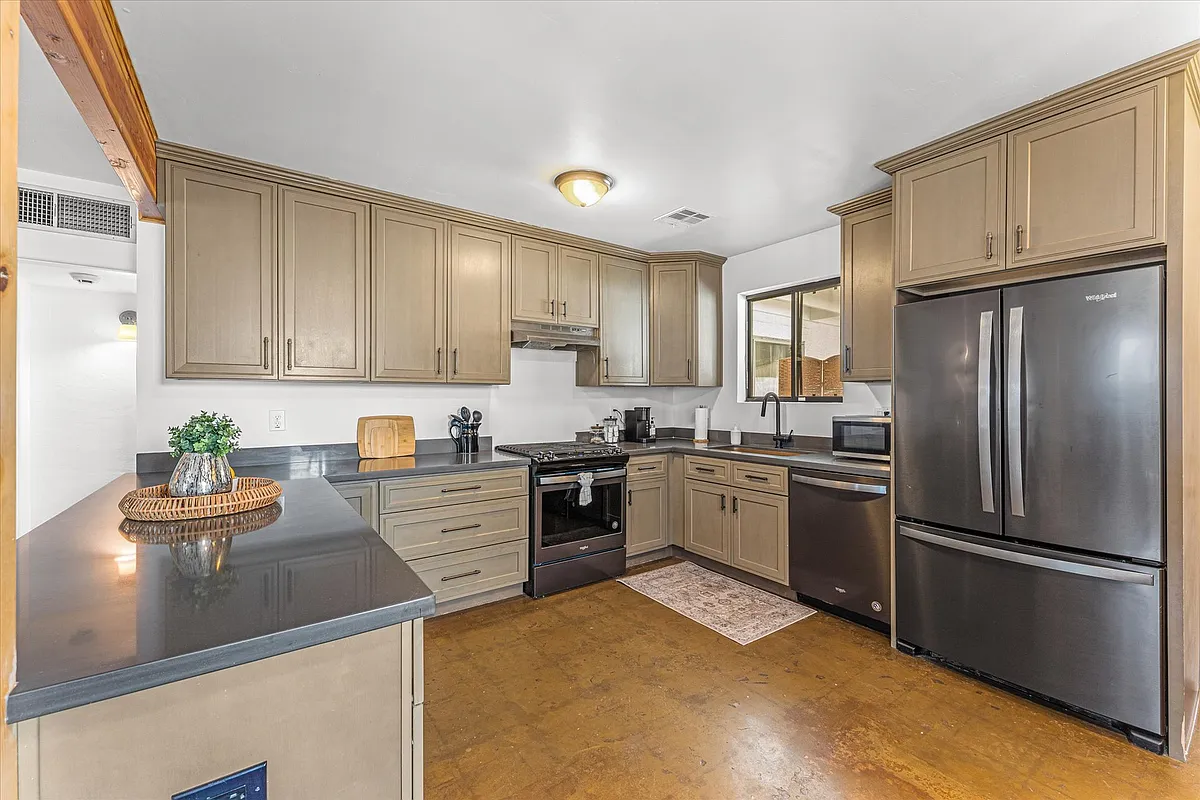 Building Photo - 9428 N 1st Ave #1
