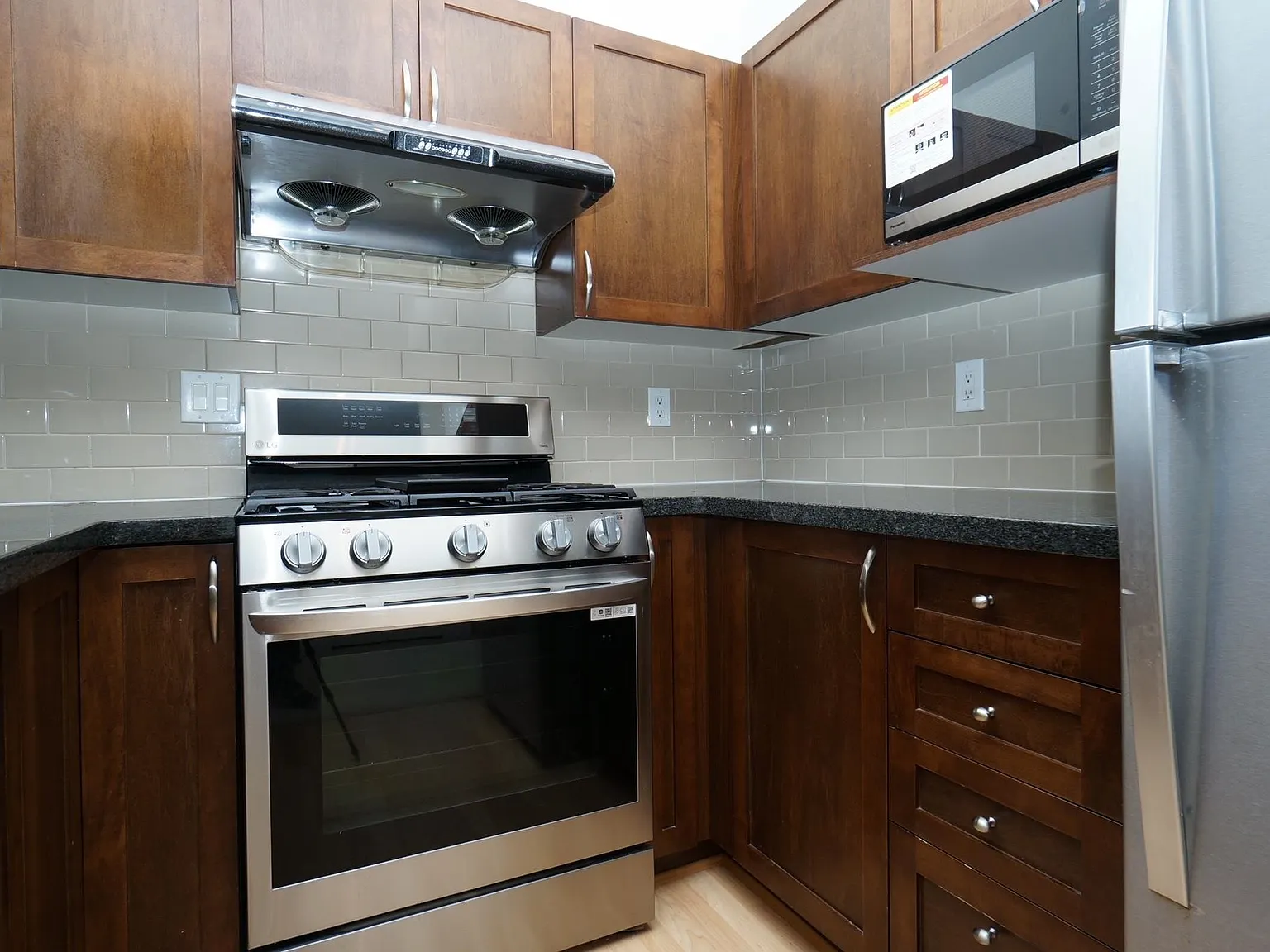 2 bed, 887 sqft, $3,500 — Photo 2