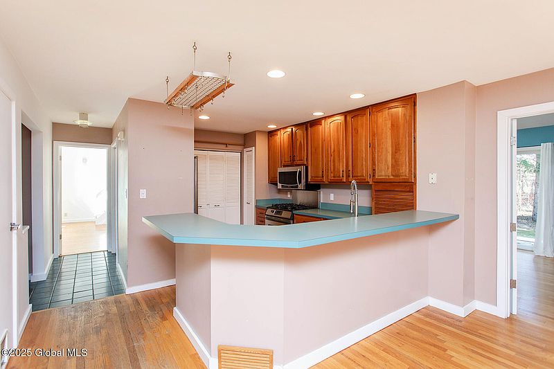3rd image of 136 Meadow Brook Road