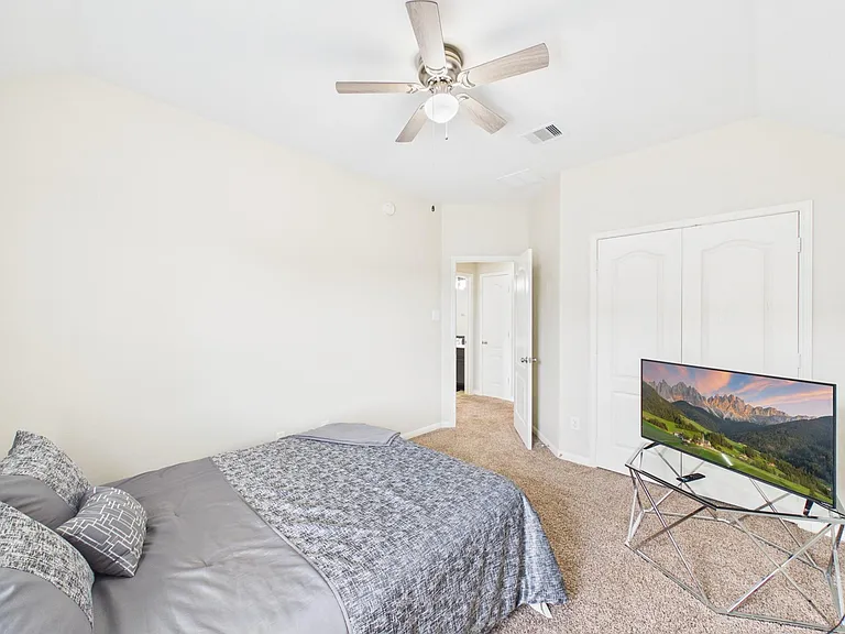 9426 Russeff Field Ln — Photo 44