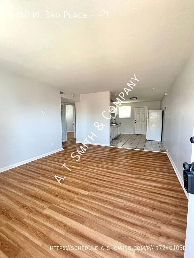 Spacious 2 Bedroom With Washer Dryer Hookups — Photo 3