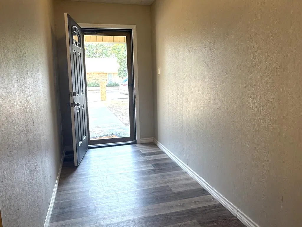 3 bed, 2.0 bath, 2000 sqft, $2,500 — Photo 4