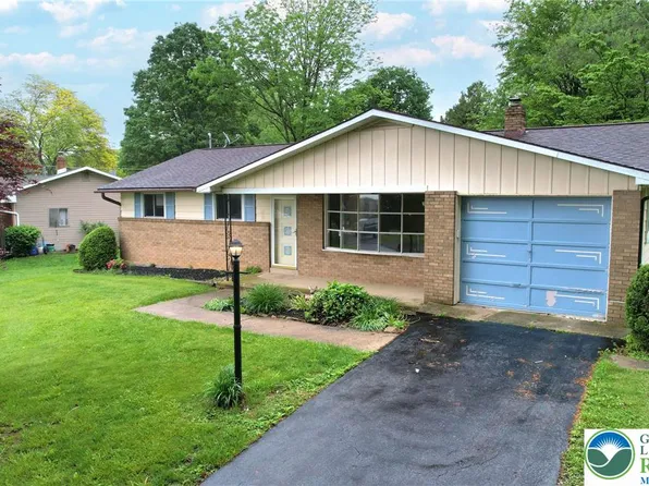 182 W School St, Alburtis, PA 18011