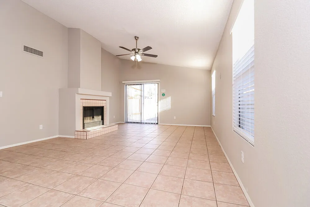 3 bed, 2.0 bath, 1690 sqft, $2,215 — Photo 4