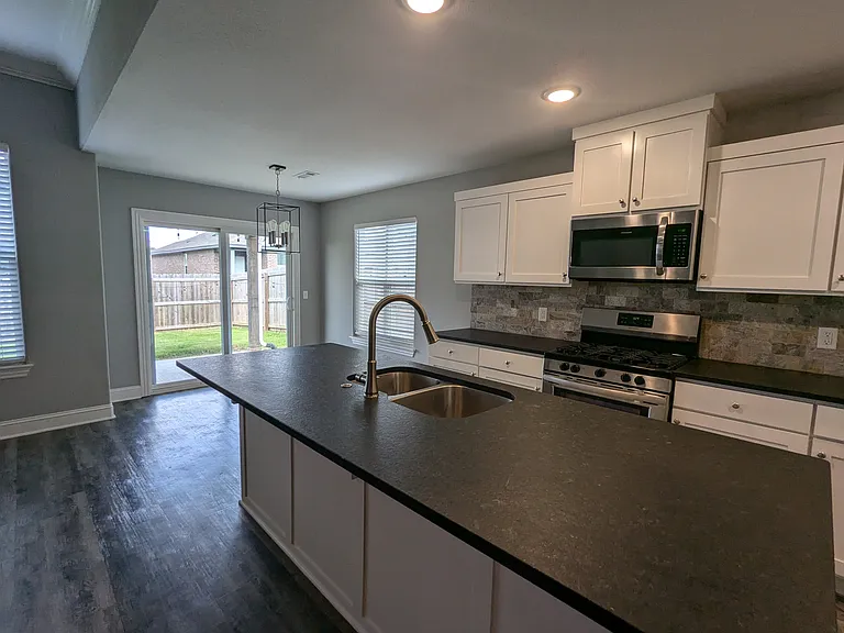 3713 Linwood St — Photo 2