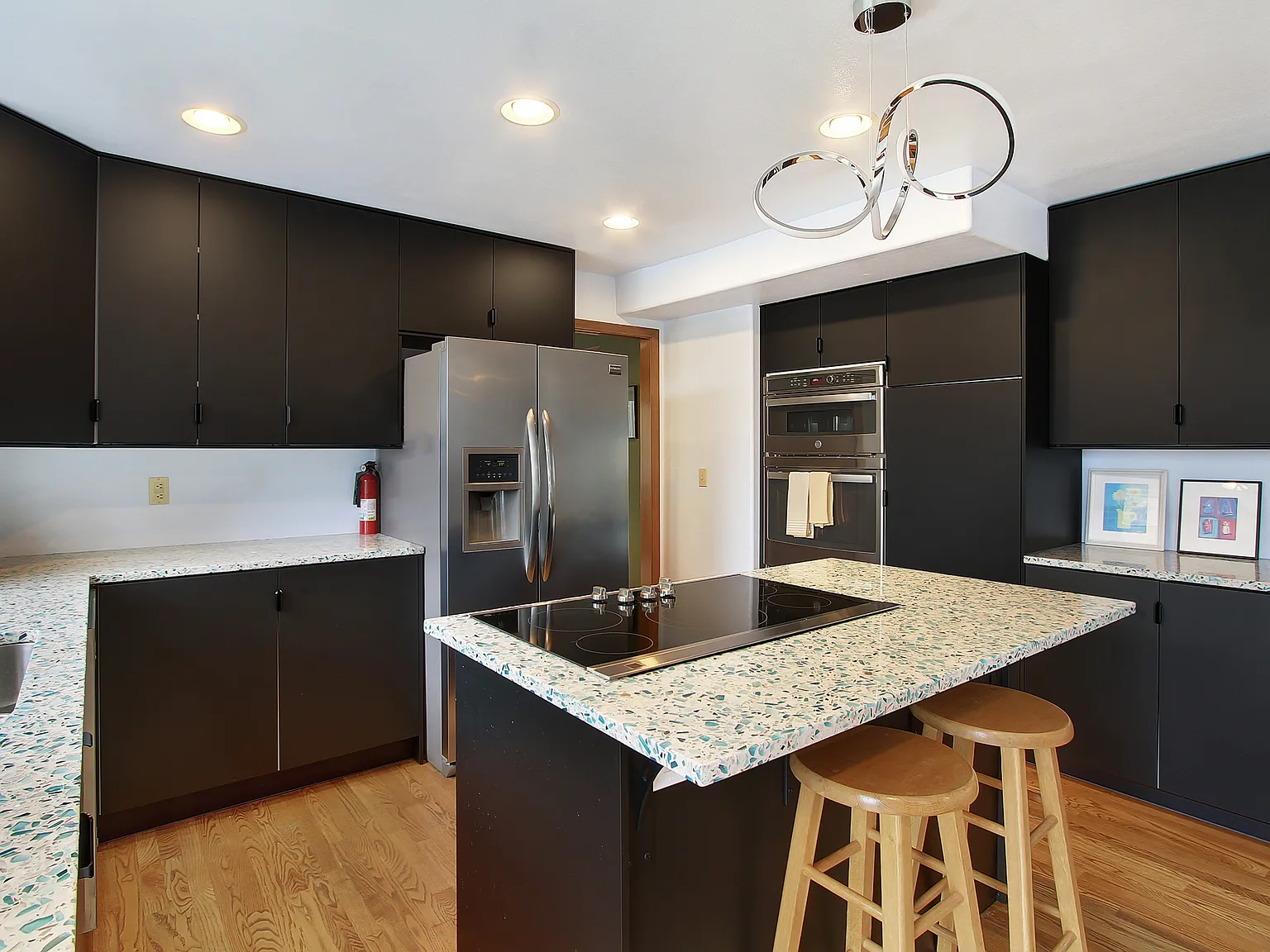 3 bed, 1998 sqft, $5,295 — Photo 3