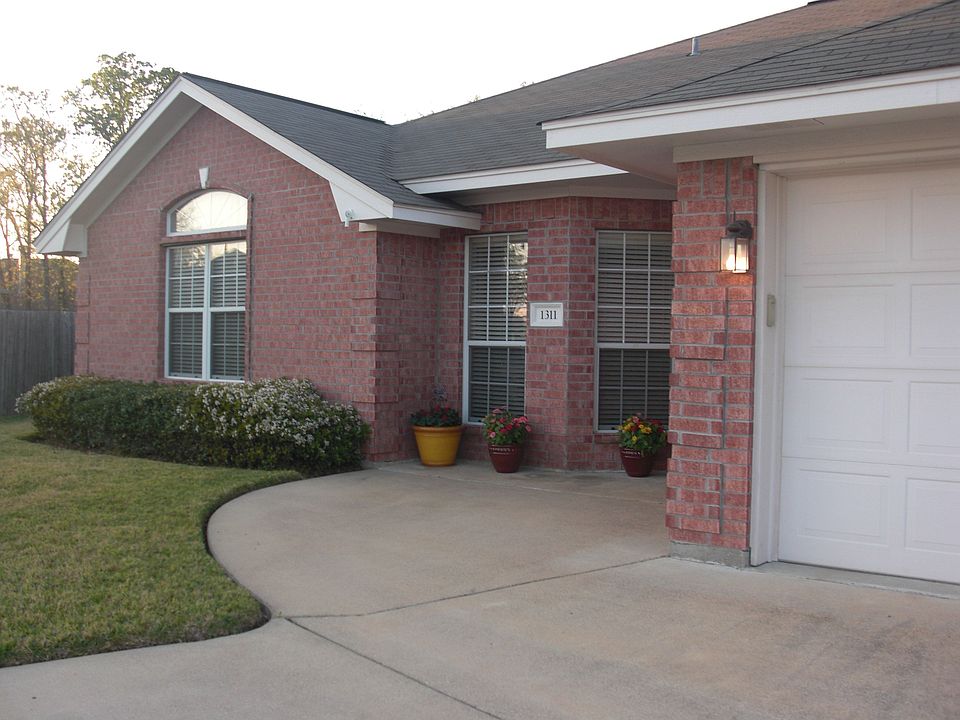front of house showing great front porch