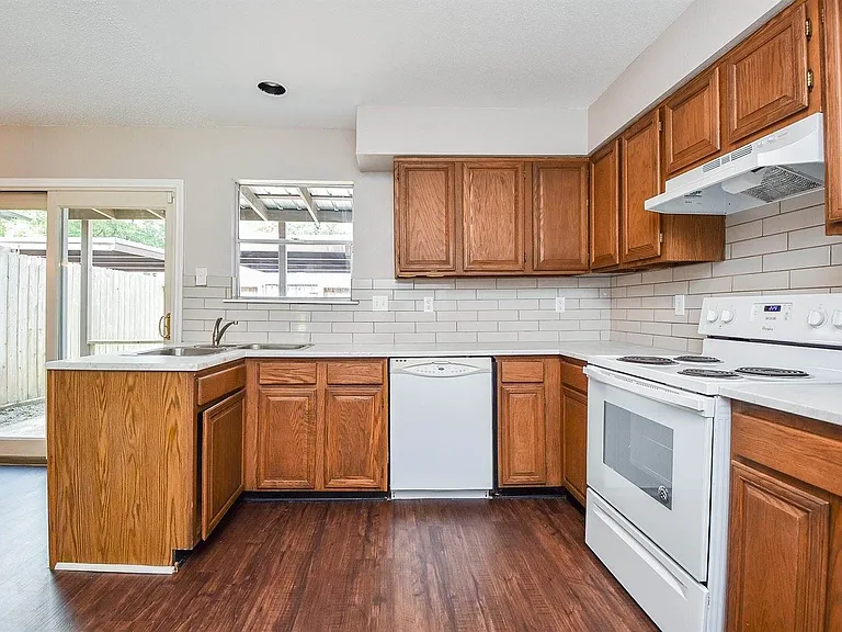 5809 Village Forest Ct — Photo 9