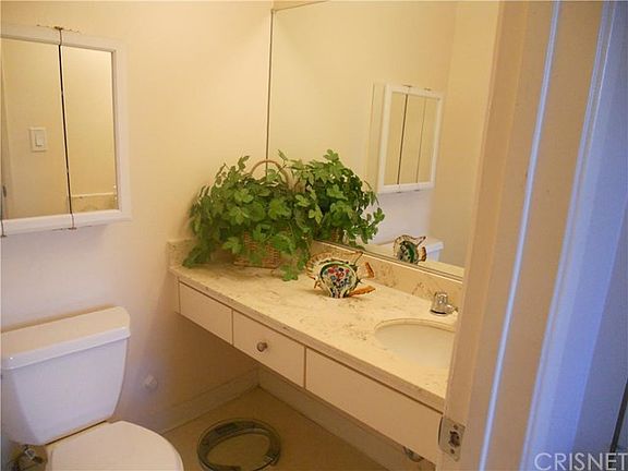 5th image of 22141 Oxnard St