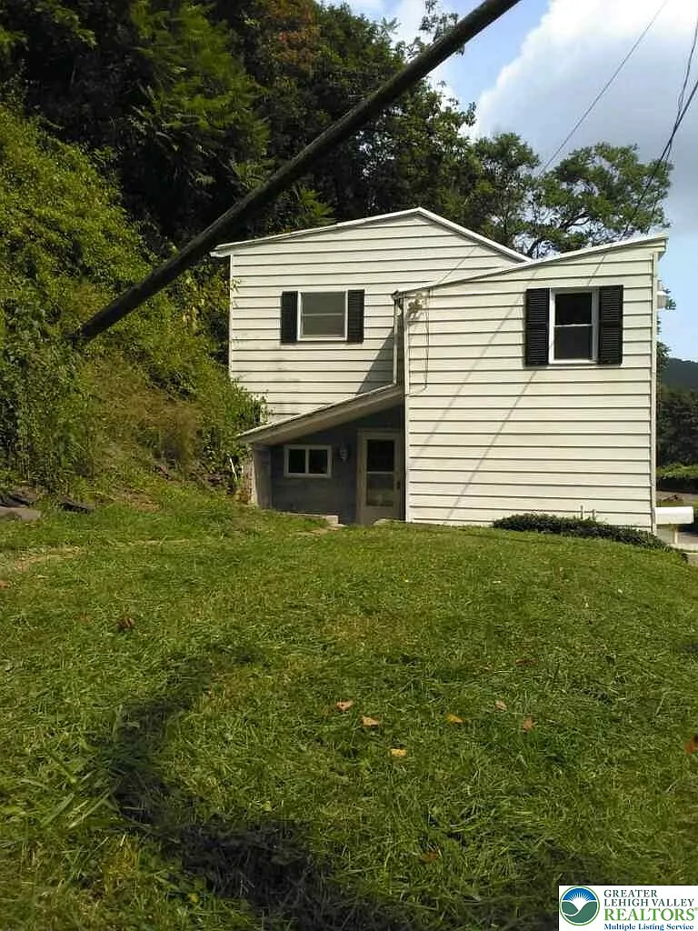 3 bed, 1.0 bath, 1300 sqft, $1,300 — Photo 2