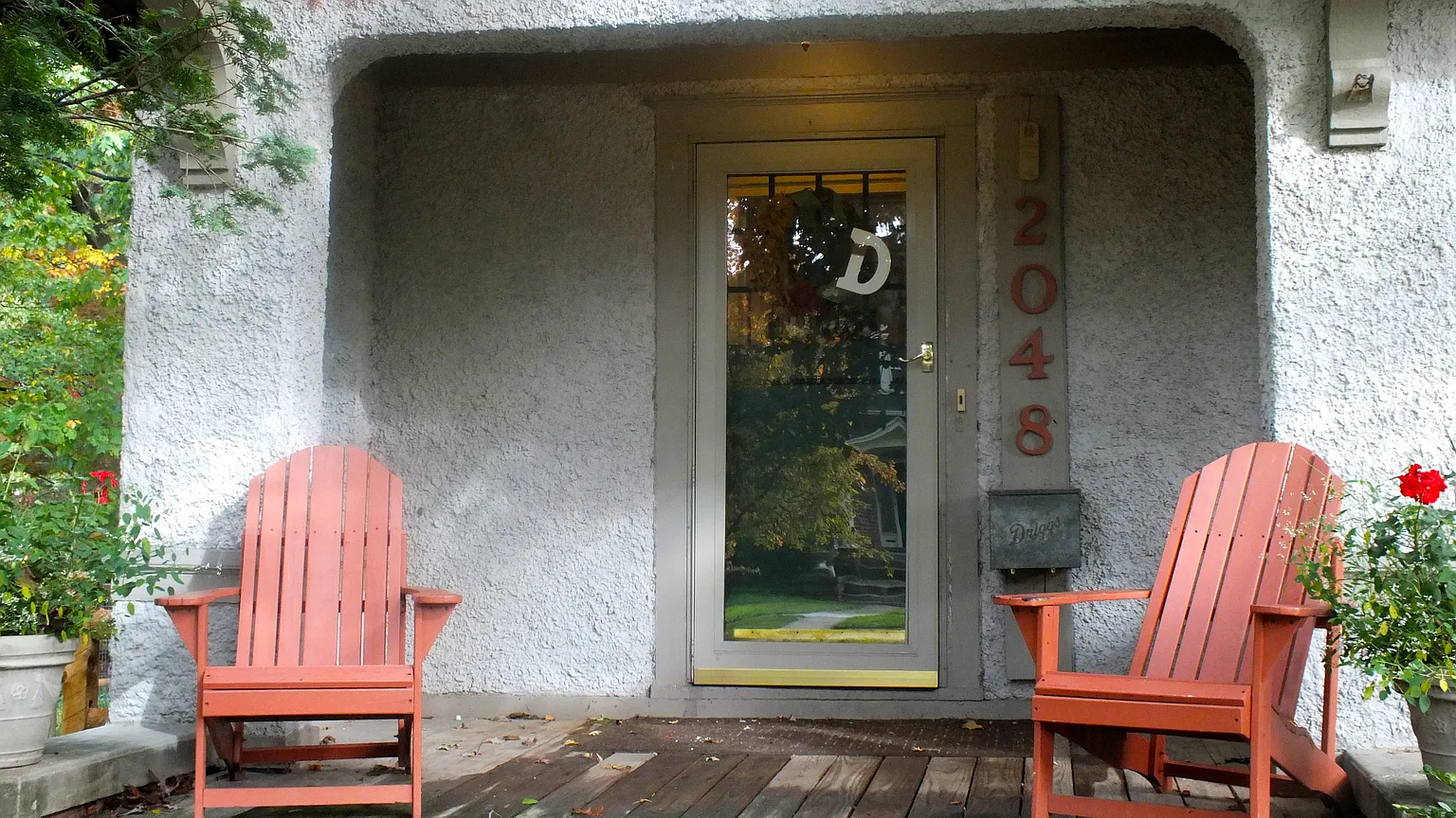 2048 Marengo St photo 1