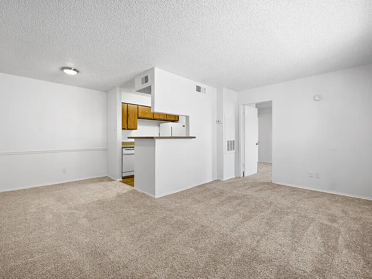 5321 S Loop 289 — Photo 14