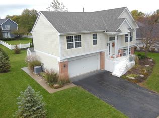 1 Lancer Ct, South Elgin, IL 60177