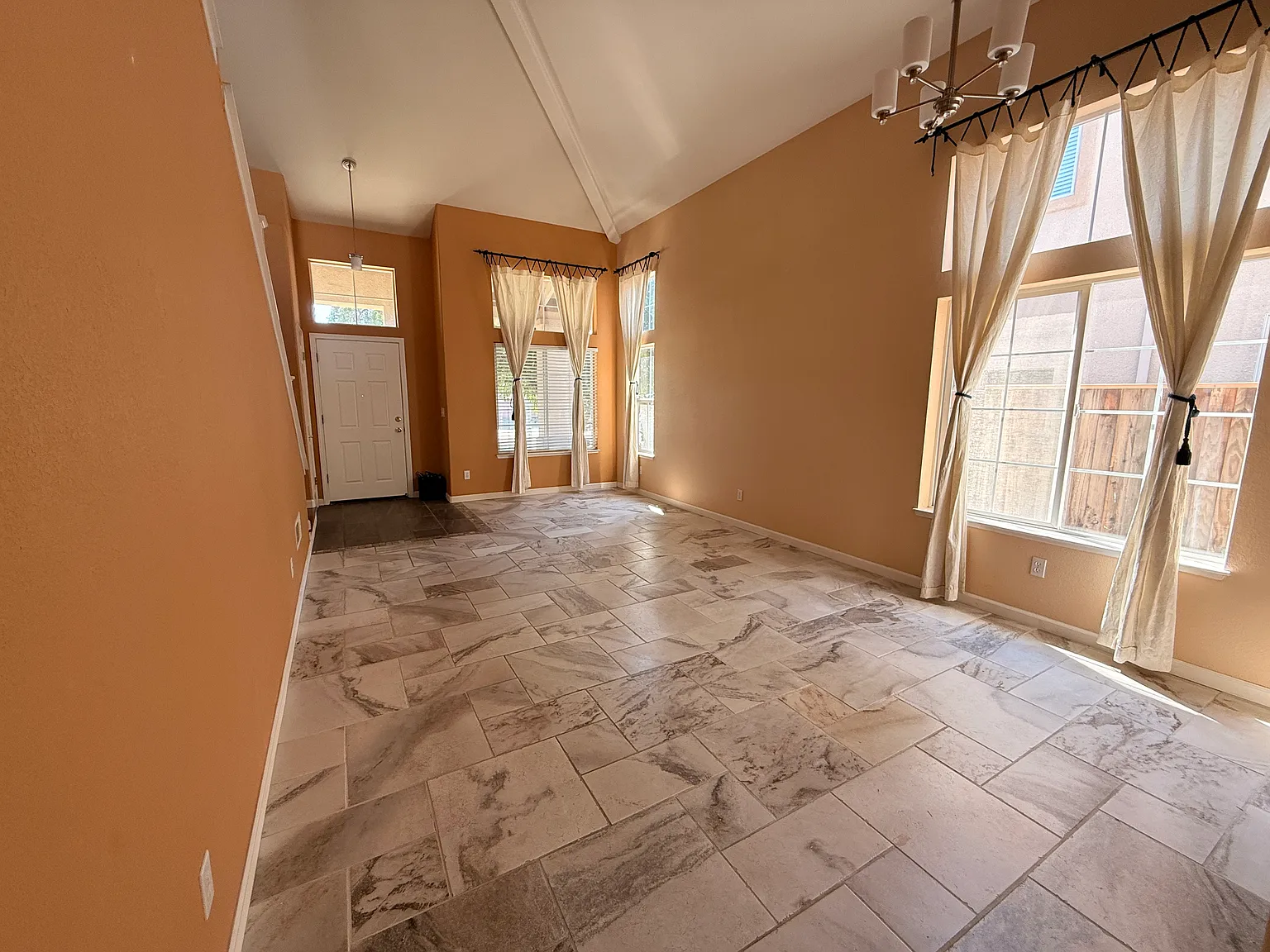 5 bed, 2121 sqft, $5,700 — Photo 3