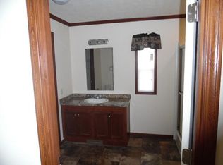 28898 Country Ln, Flat Rock, MI 48134