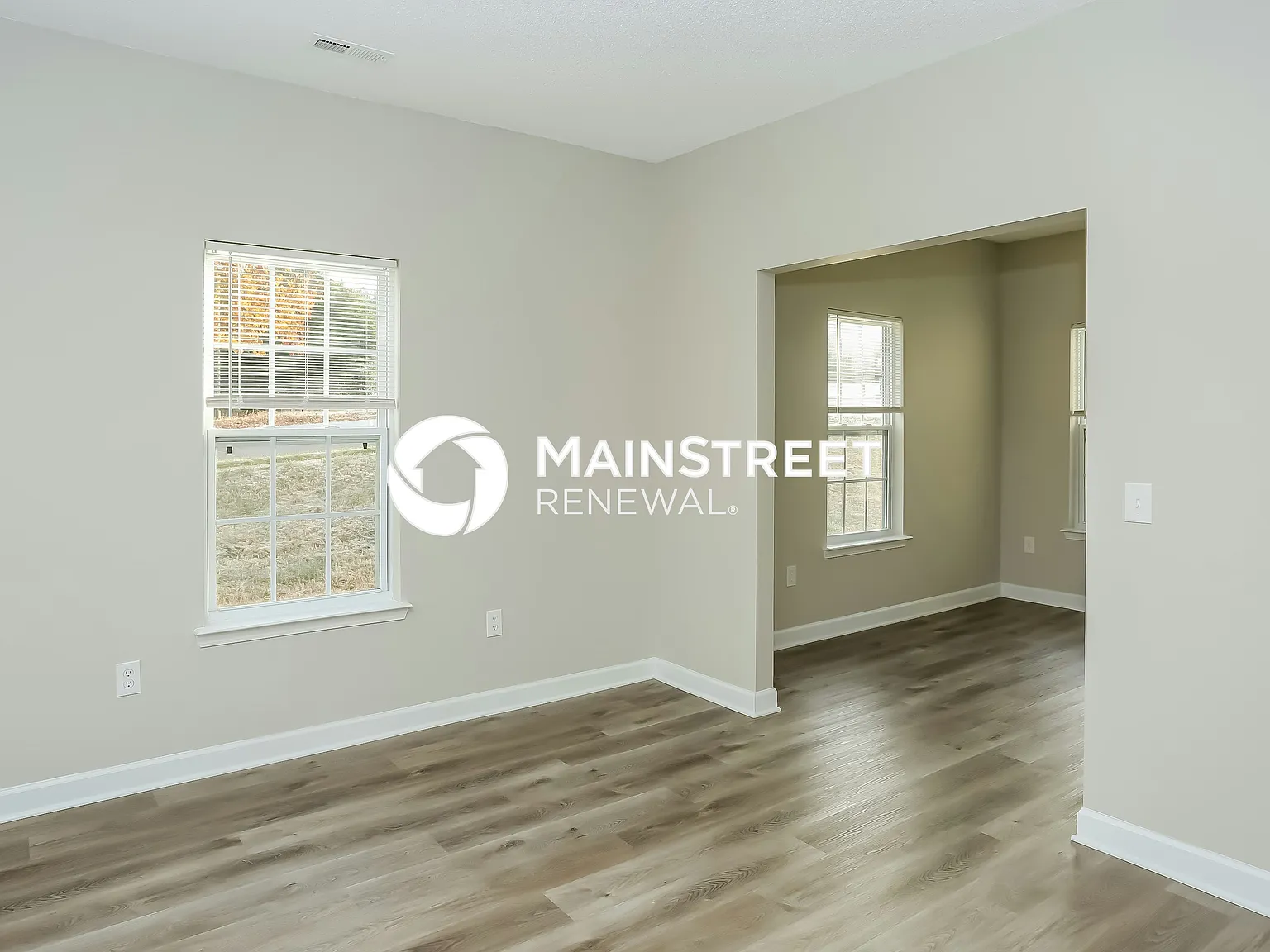 823 Winthrop Ln — Photo 2
