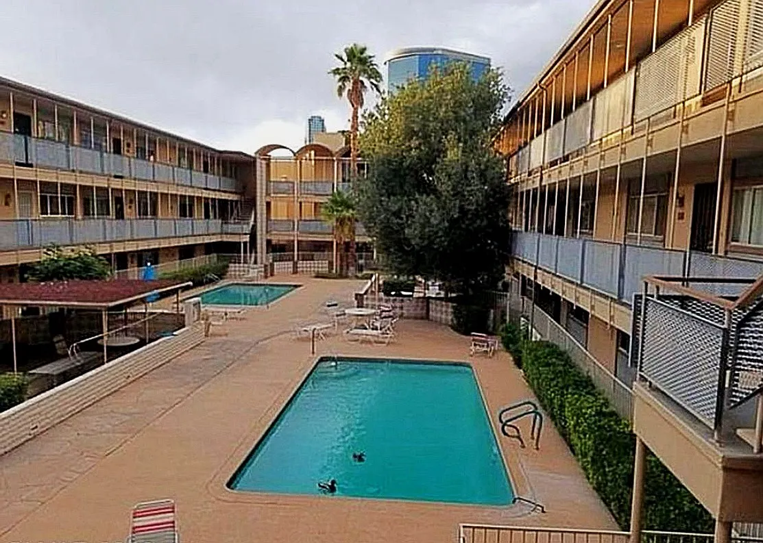 356 E Desert Inn Rd — Photo 2