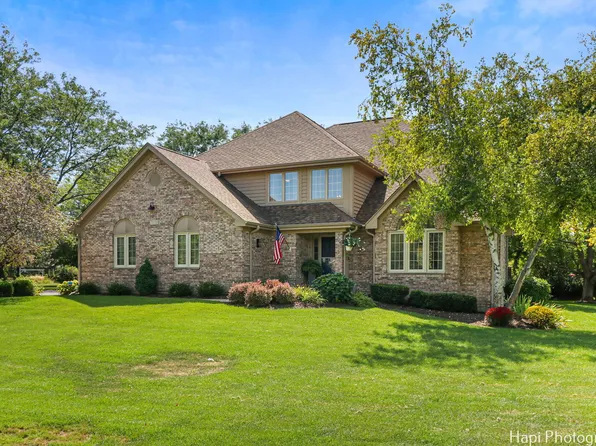 7519 Inverway Dr, Crystal Lake, IL 60014
