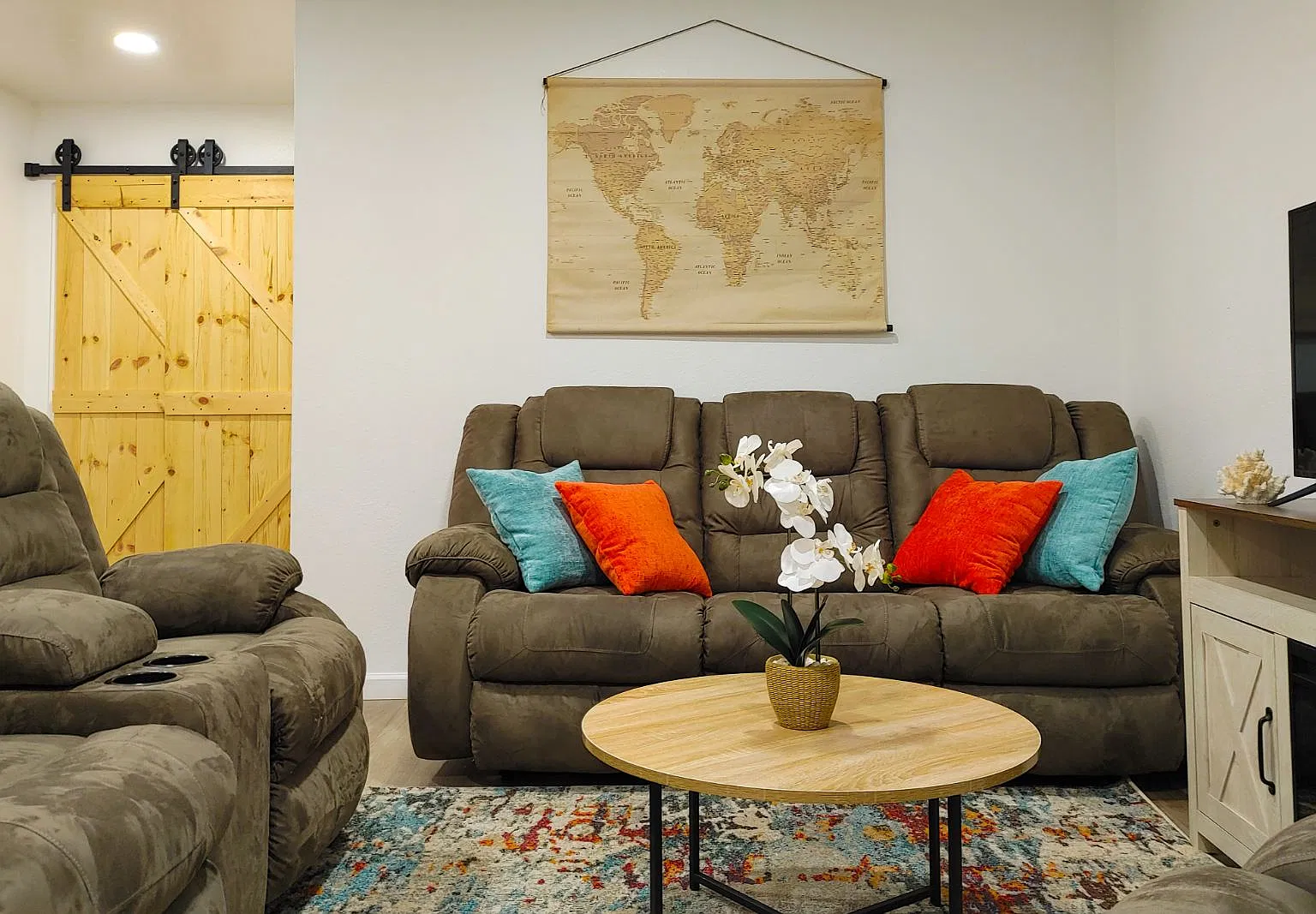 4 bed, $2,500 — Photo 1