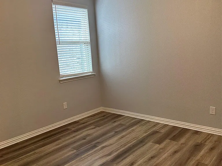 912 Monarch Ln — Photo 2