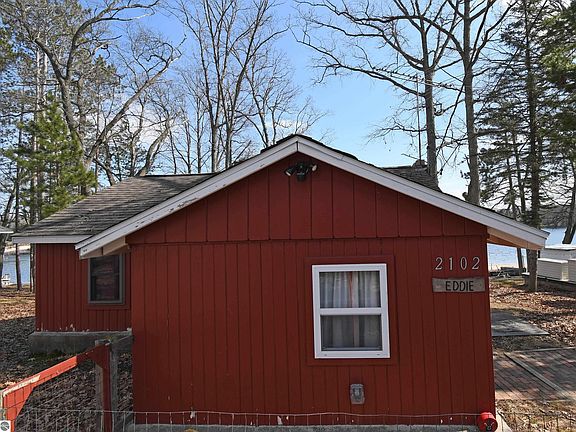 4th image of 2102 Lake Rd