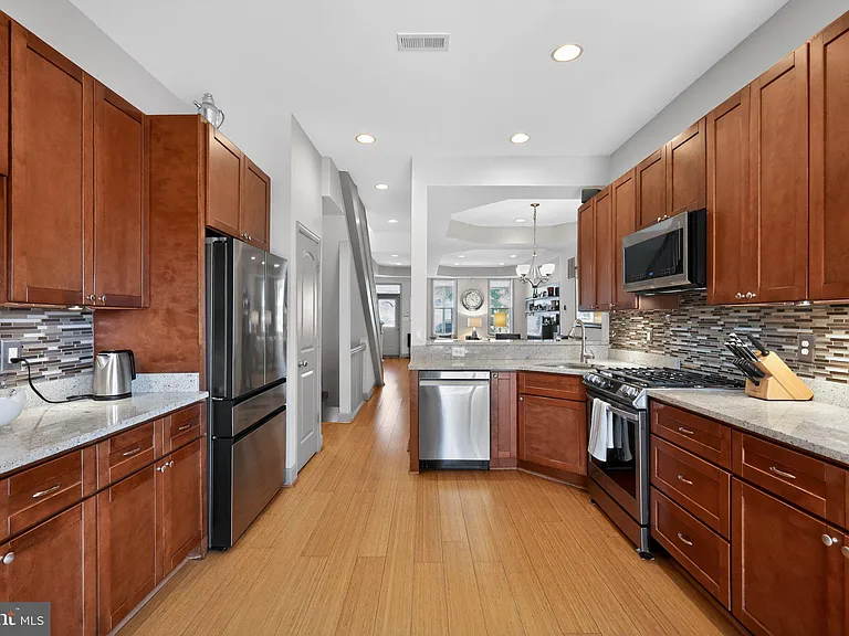 928 Ingraham St NW — Photo 3