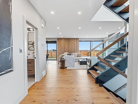 4th image of 54 Dundee Dr W
