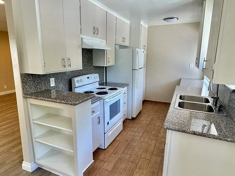 1040 N Laurel Ave #1 — Photo 4