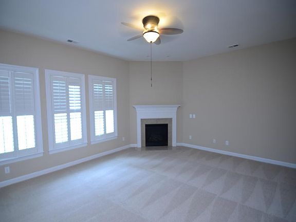 4th image of 271 Carolinian Dr