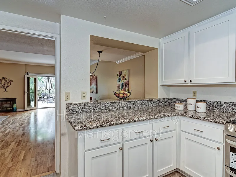 2 bed, 2.5 bath, 1320 sqft, $3,250 — Photo 3