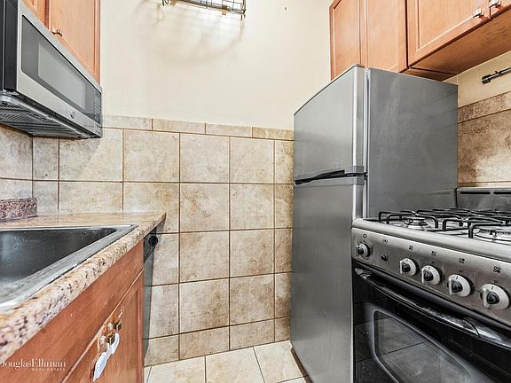 3rd image of 319 W 54th St #4C