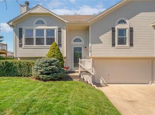 1116 NE Woodbury Ct, Lees Summit, MO 64086