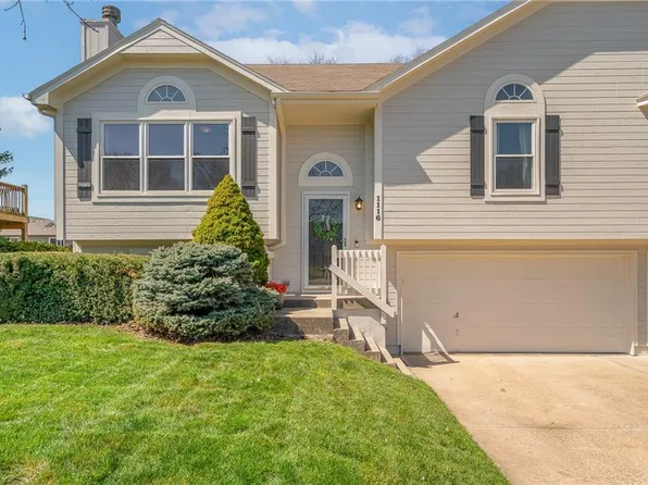 1116 NE Woodbury Ct, Lees Summit, MO 64086