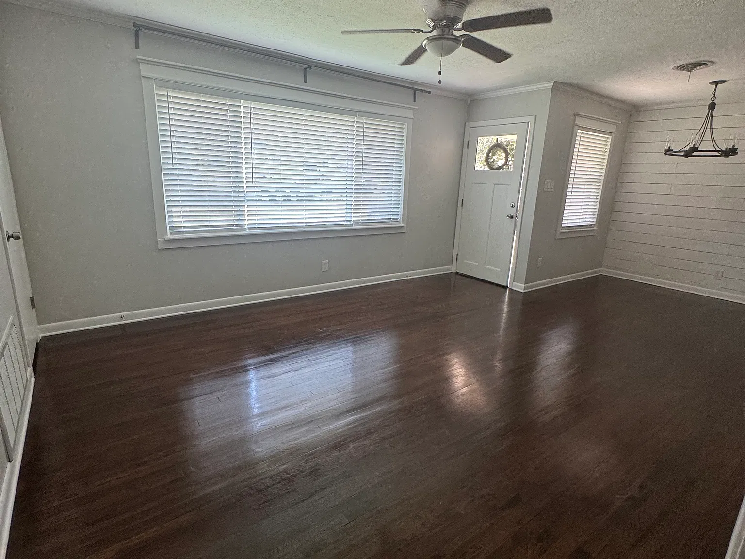 834 Inwood Dr — Photo 2