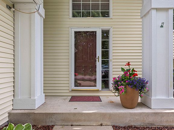 4th image of 907 Deer Ridge St NW
