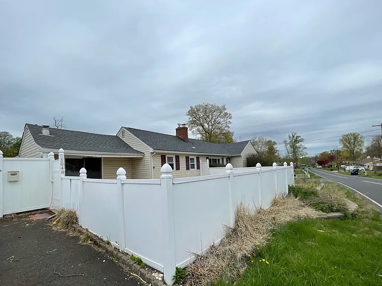 1048 Cornwells Ave — Photo 2
