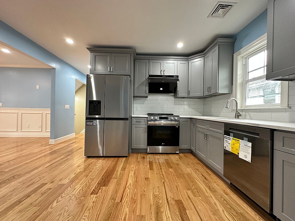 1st image of 25 Herbert St Floor 2